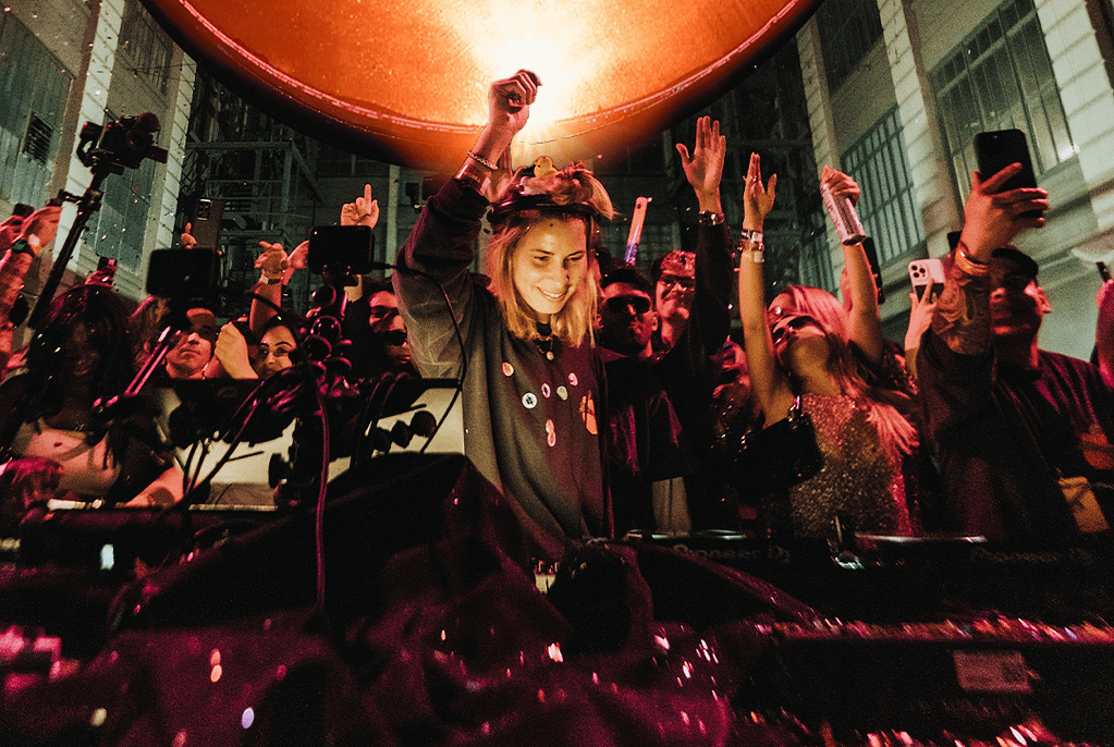 BLOND:ISH presents Abracadabra with crowd