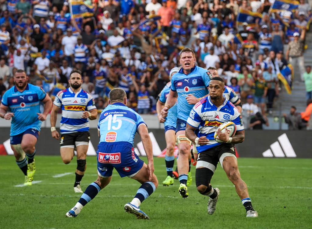 Stormers winger Leolin Zas takes on the Bulls fullback Willie le Roux