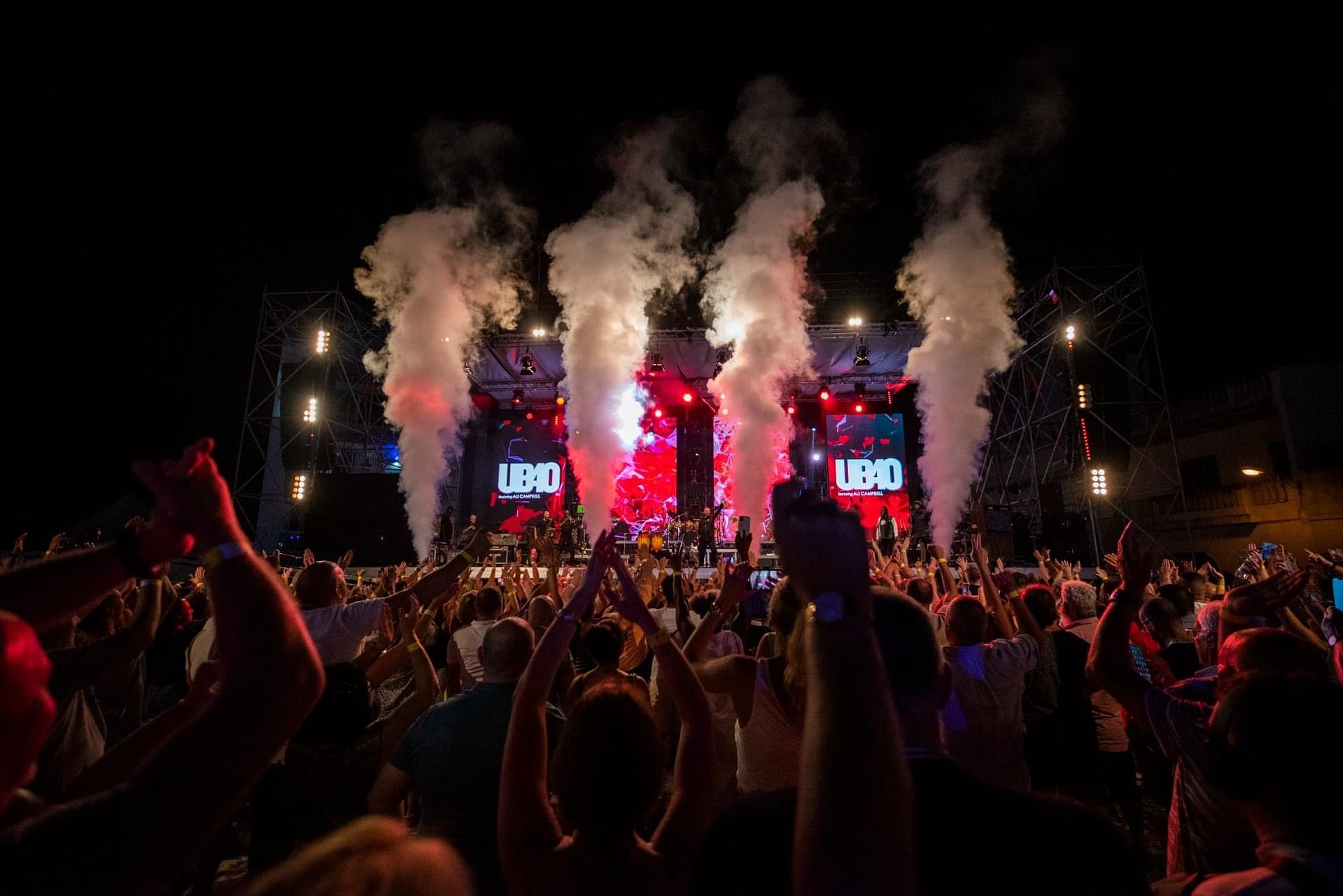UB40 ft Ali Campbell stage and crowd
